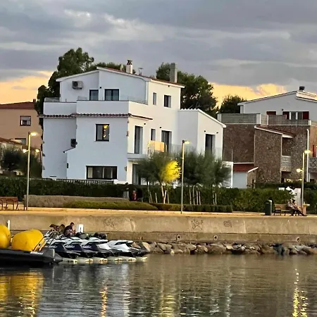 Sophie Alt Standing Frente Al Club Nautico Girona