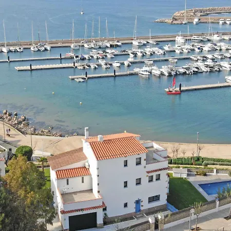 Sophie Alt Standing Frente Al Club Nautico
