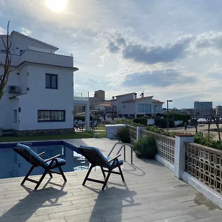 Sophie Alt Standing Frente Al Club Nautico Villa Girona