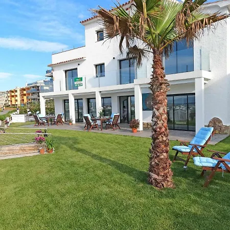 Sophie Alt Standing Frente Al Club Nautico Villa