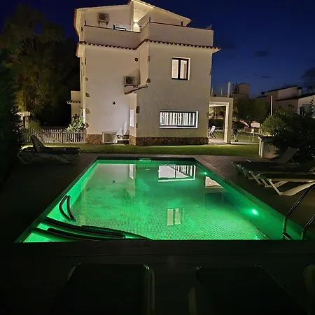 Villa Sophie Alt Standing Frente Al Club Nautico Girona